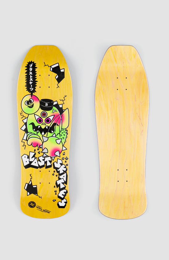 ober- und Unterseite von einem sehr breiten skateboard deck der große 10 - in gelb, mit einem bunten Mutanten als Grafik.