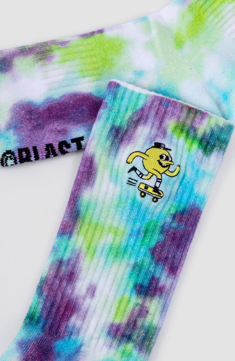 Nahaufnahme von socken mit einem bunten Batik muster und dem aufgestickten blast skates Maskottchen