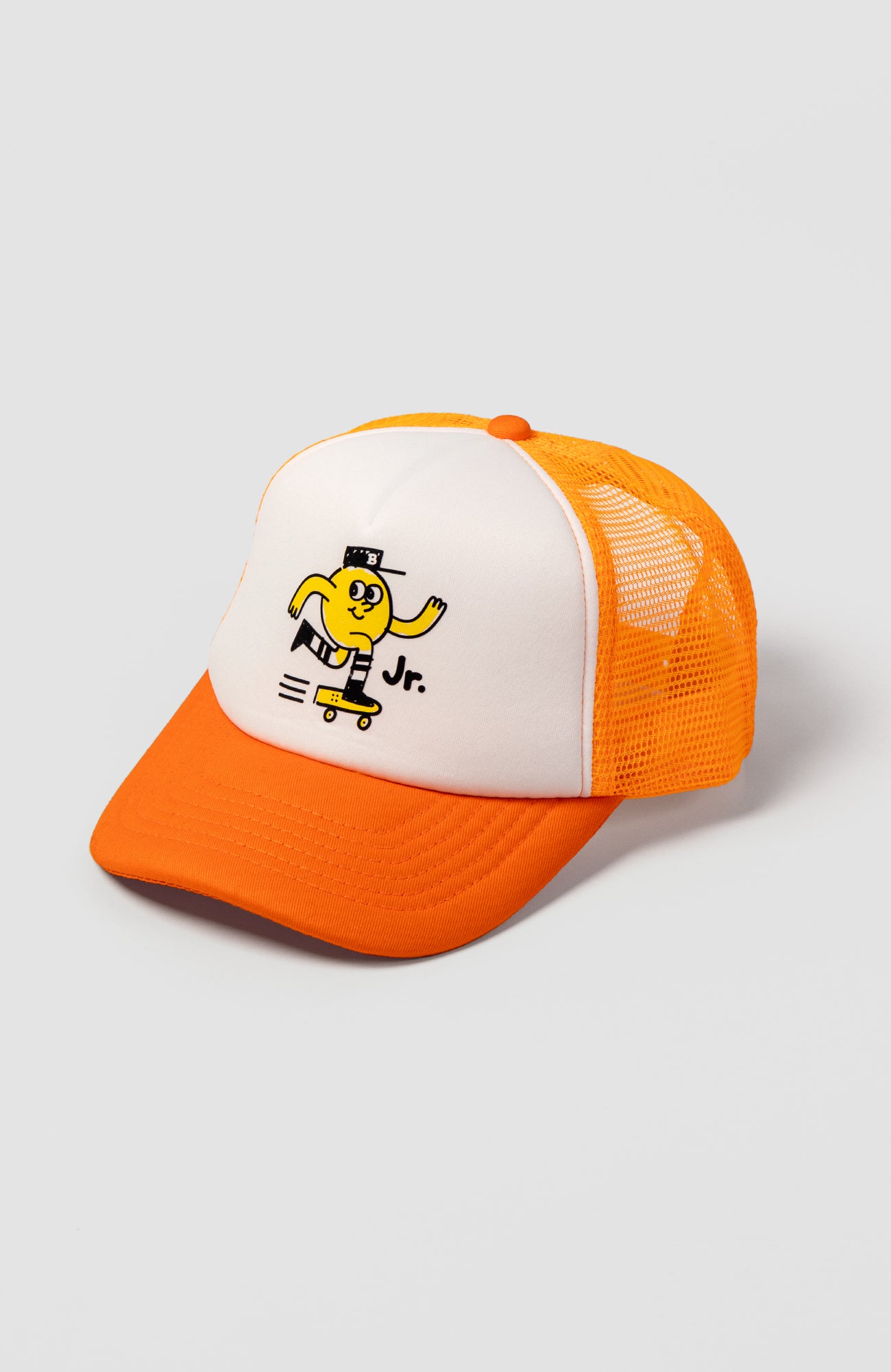 Produkttfotto von einer orangenen Trucker cap in Kindergröße. die cap ist orange-weiß und bildet das Blast Skates Jr. Logo ab (ein gelbes Männchen, dass skateboard fährt)