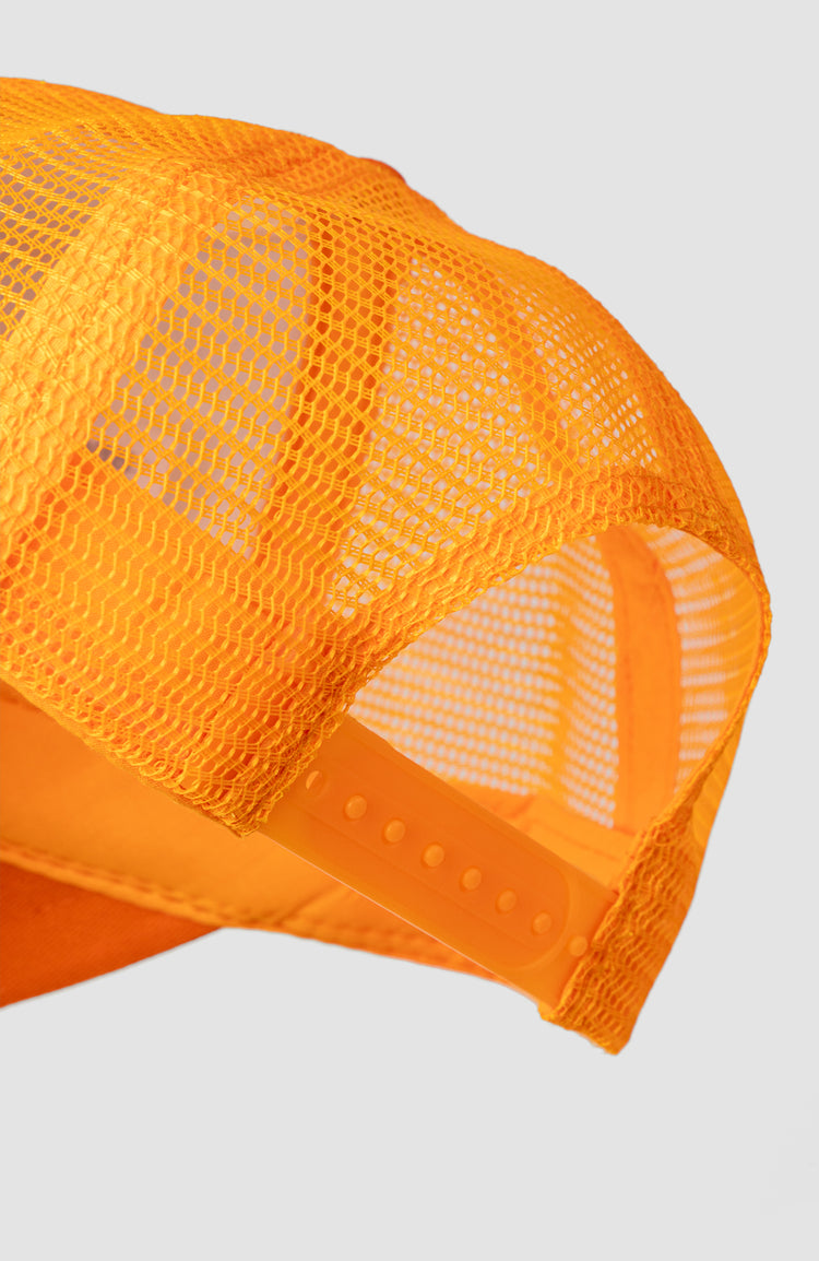 Verschluss einer orangenen mesh cap vor einem weißem hintergrund.