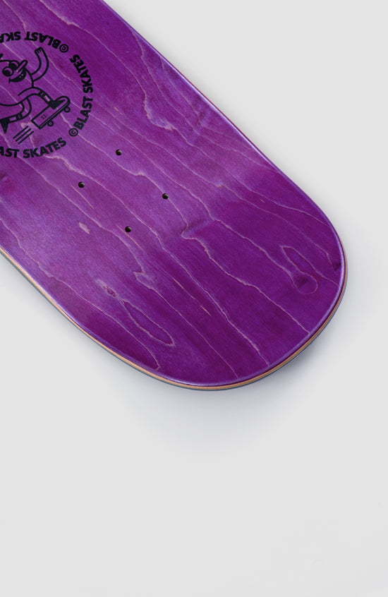 nahaufnahme von dem tail eines skateboard decks mit leicht eckigem shape. Oberseite in lila gefärbt