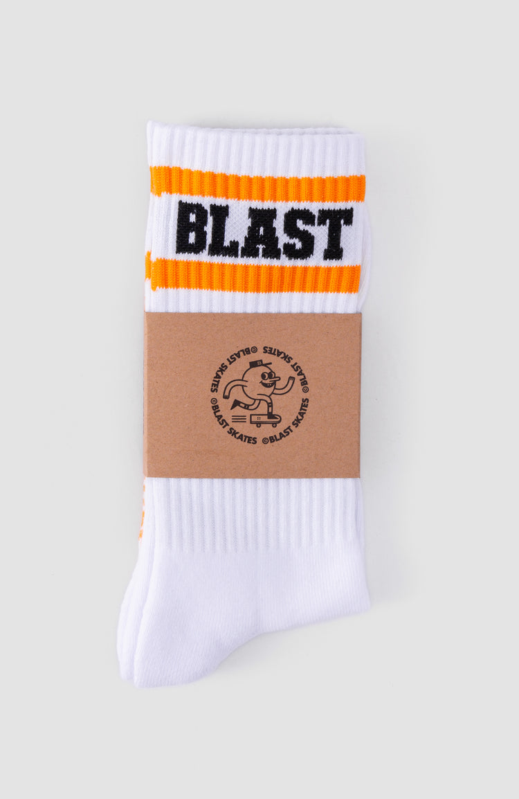 weiße socken eingepackt in einem kleinen umschlag aus pappe mit schwarzem blast skates logo