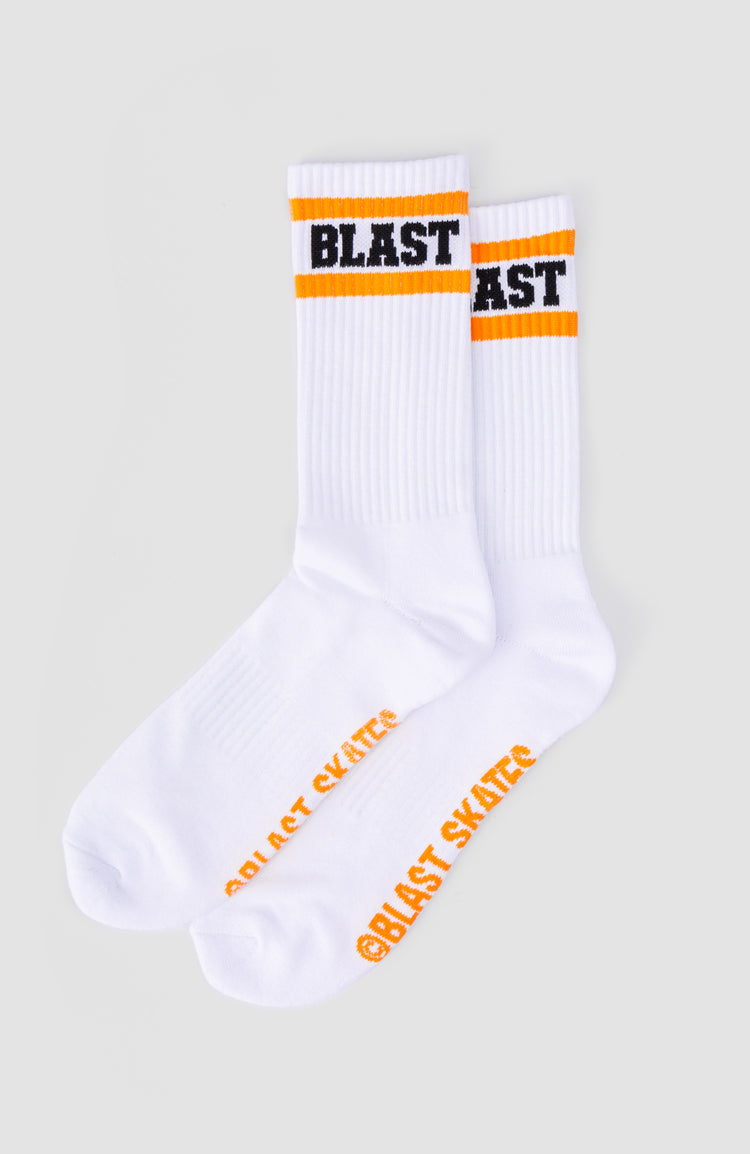 weiße socken auf hellem Hintergrund fotografiert. mit orangenen details und oben einem schwarzen großen "BLAST" schriftzug