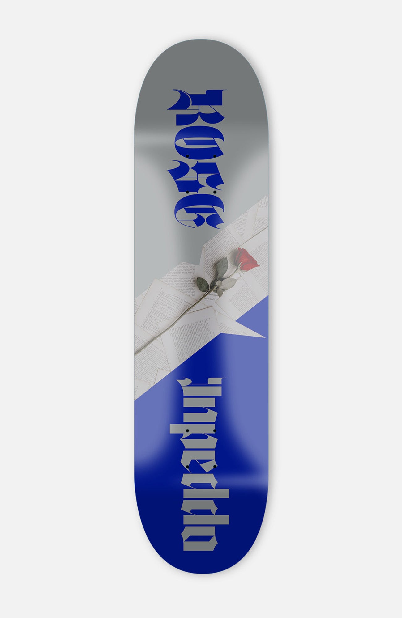 skateboard deck in kräftigem blau, mit einer realistischen rose in der Mitte. daneben steht in der Schrift art "mandinor": "Rose" und "Inpeddo". der Hintergrund ist grau