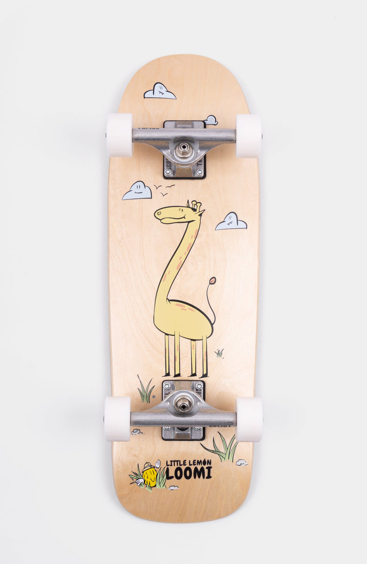 Skateboard für Kinder mit Kork der Marke Loomi. Giraffen Skateboard Grafik.