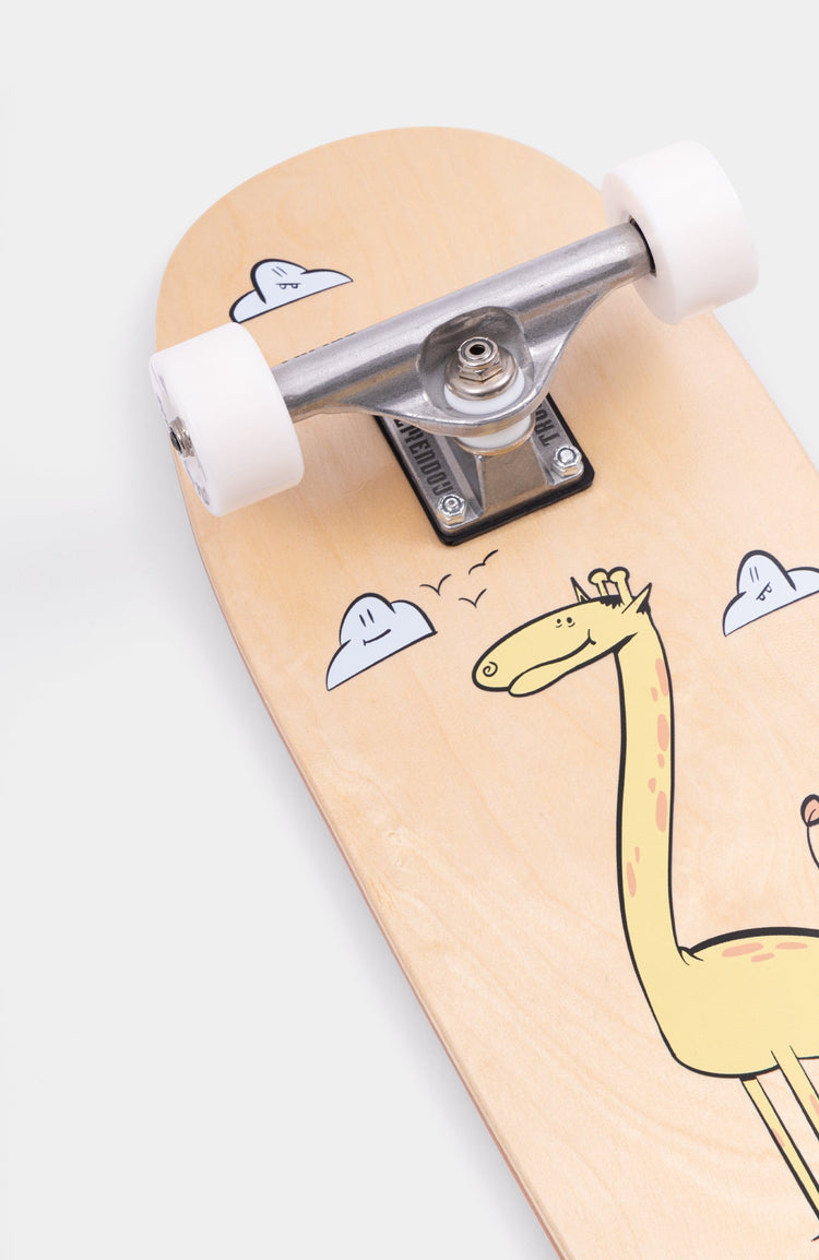 Skateboard für Kinder mit Kork der Marke Loomi. Giraffen Skateboard Grafik.