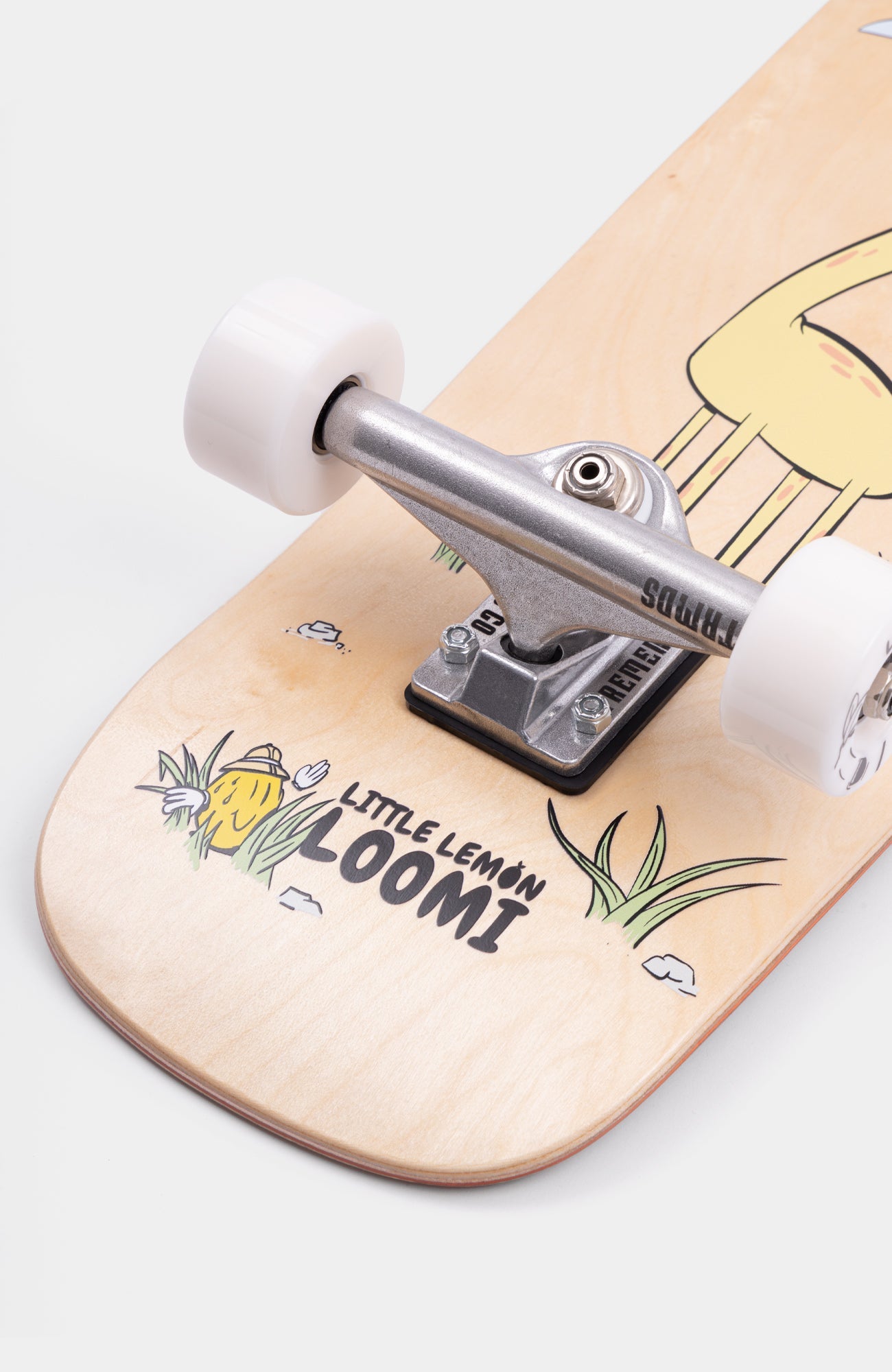 Skateboard für Kinder mit Kork der Marke Loomi. Giraffen Skateboard Grafik.