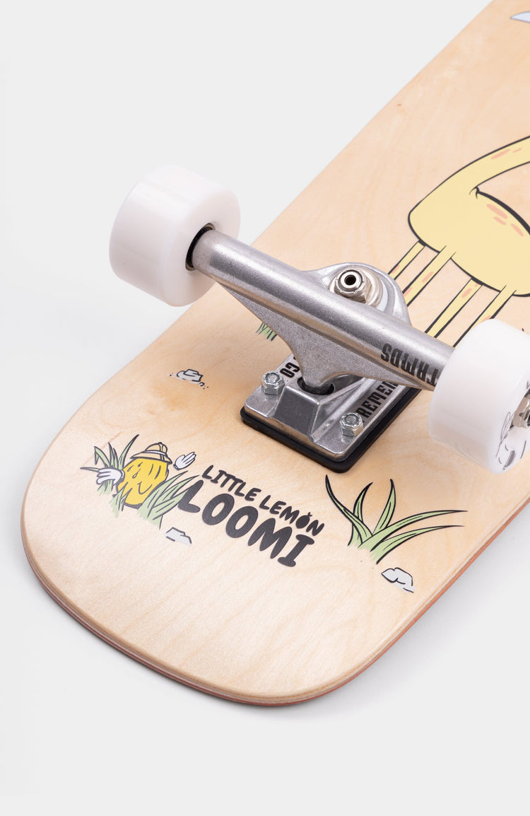 Skateboard für Kinder mit Kork der Marke Loomi. Giraffen Skateboard Grafik.