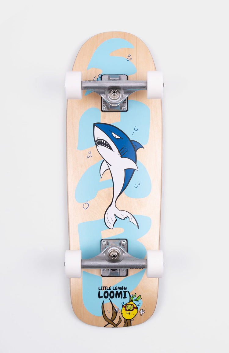 Kinder Skateboard der Marke loomi. Unterwasser Grafik mit Hai