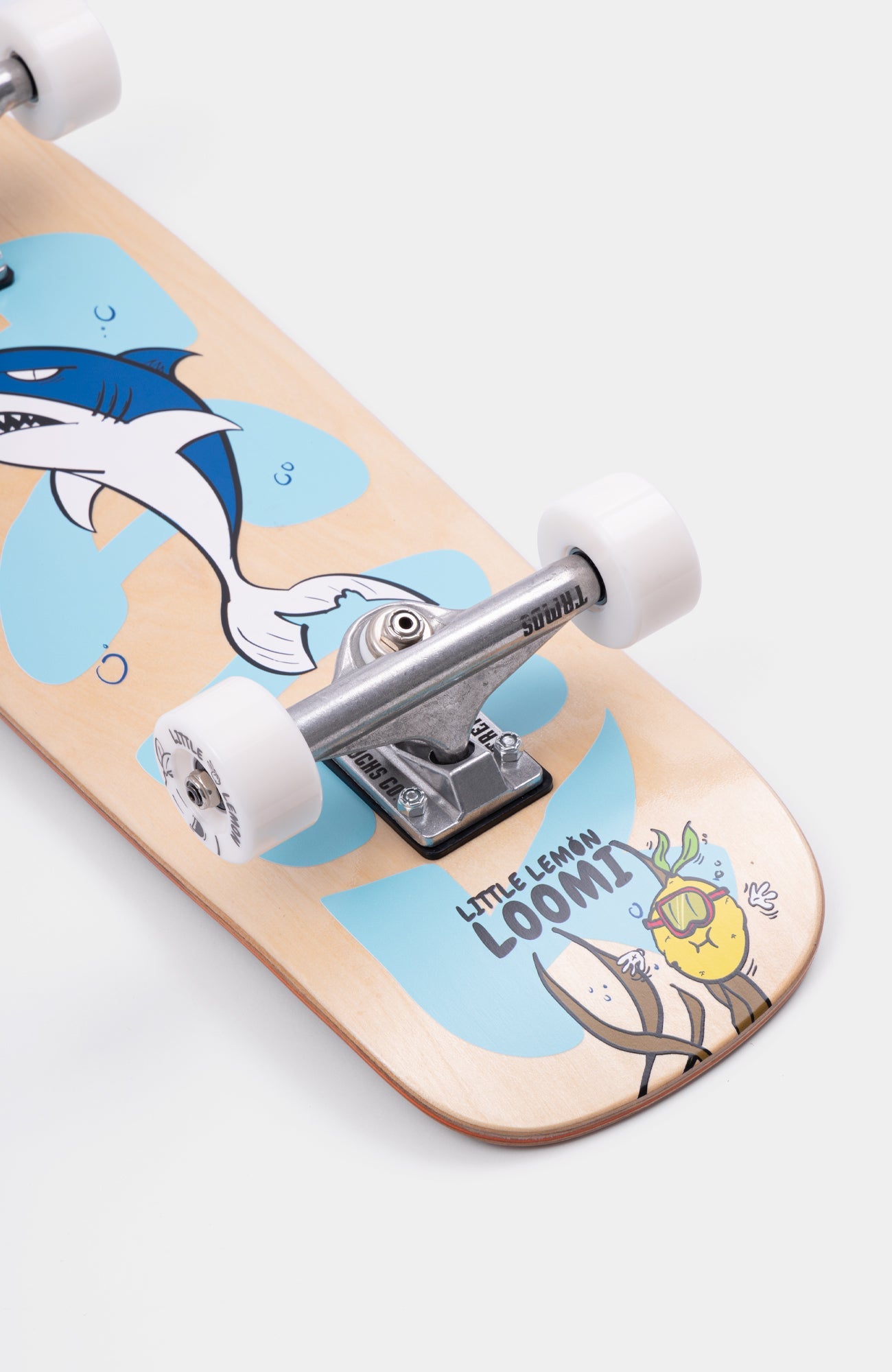 Kinder Skateboard der Marke loomi. Unterwasser Grafik mit Hai