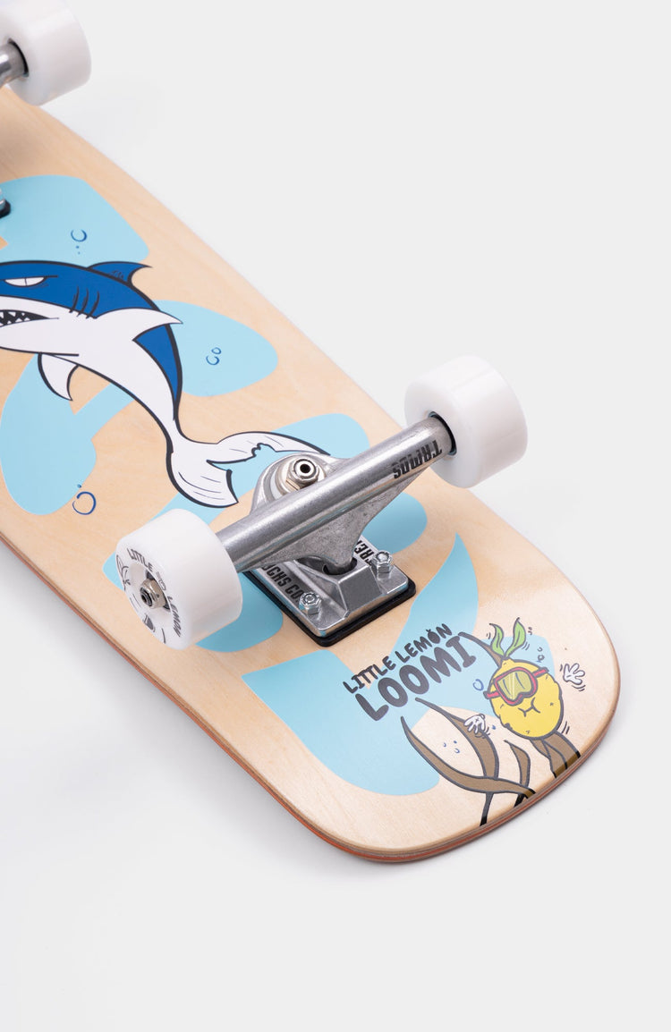 Kinder Skateboard der Marke loomi. Unterwasser Grafik mit Hai