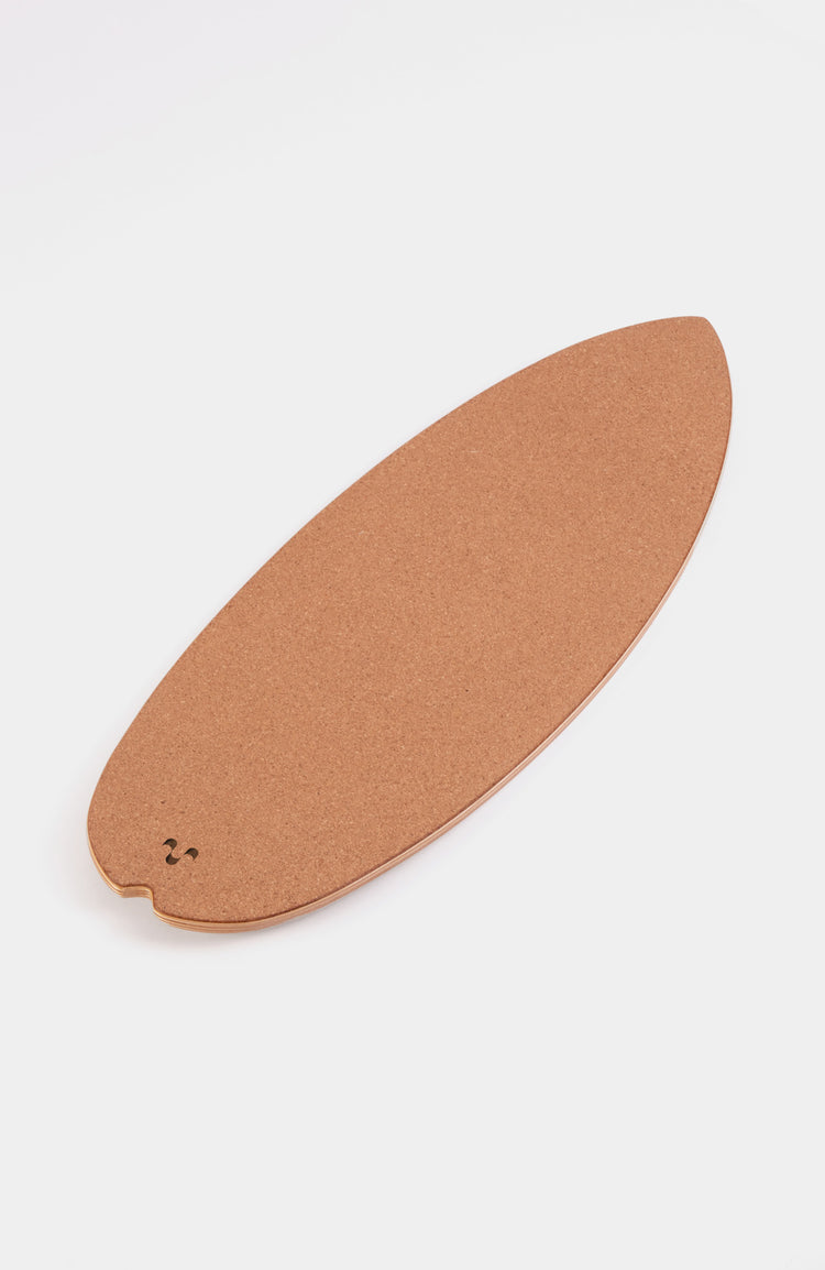 Qualitativ hochwertiges Balance Board mit Cork Oberfläche auf weißem Hintergrund