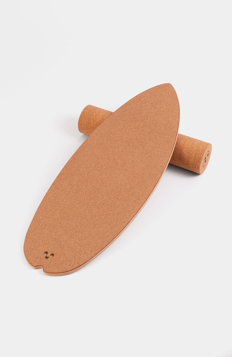 balance board Produktphoto auf weißem Hintergrund. mit rolle und board in hellbraun, aus cork und holz