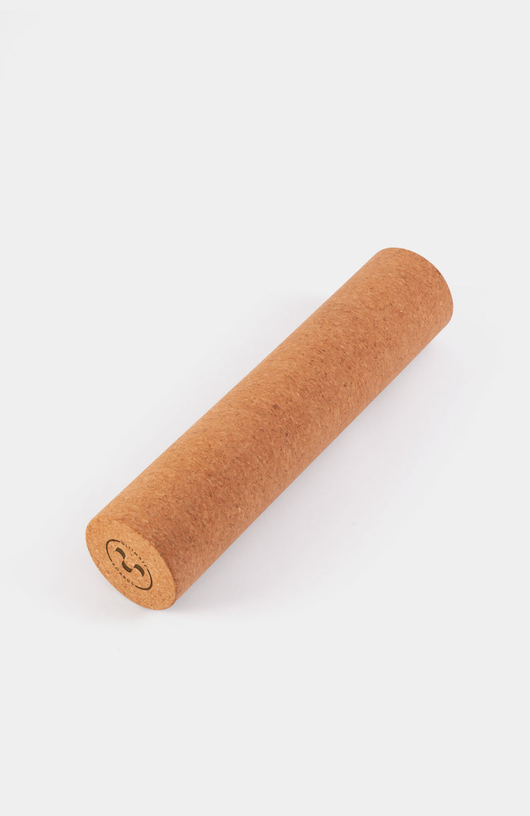 Produktphoto von einer balance-board-rolle aus kork. auf weißem Hintergrund