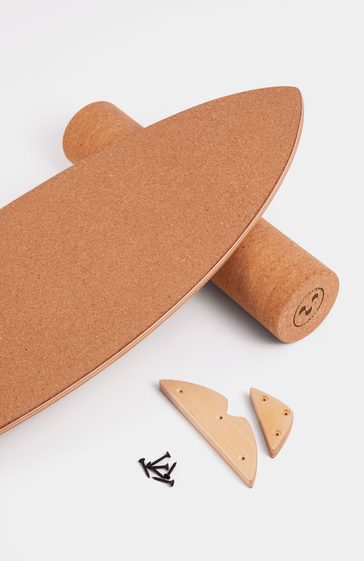 Produktbild auf ,weißem Hintergrund, von einem kompletten balance-board-set. Bestehend aus einer Rolle, dem Balance-Board, Nose- Tail Stopper und Schrauben.