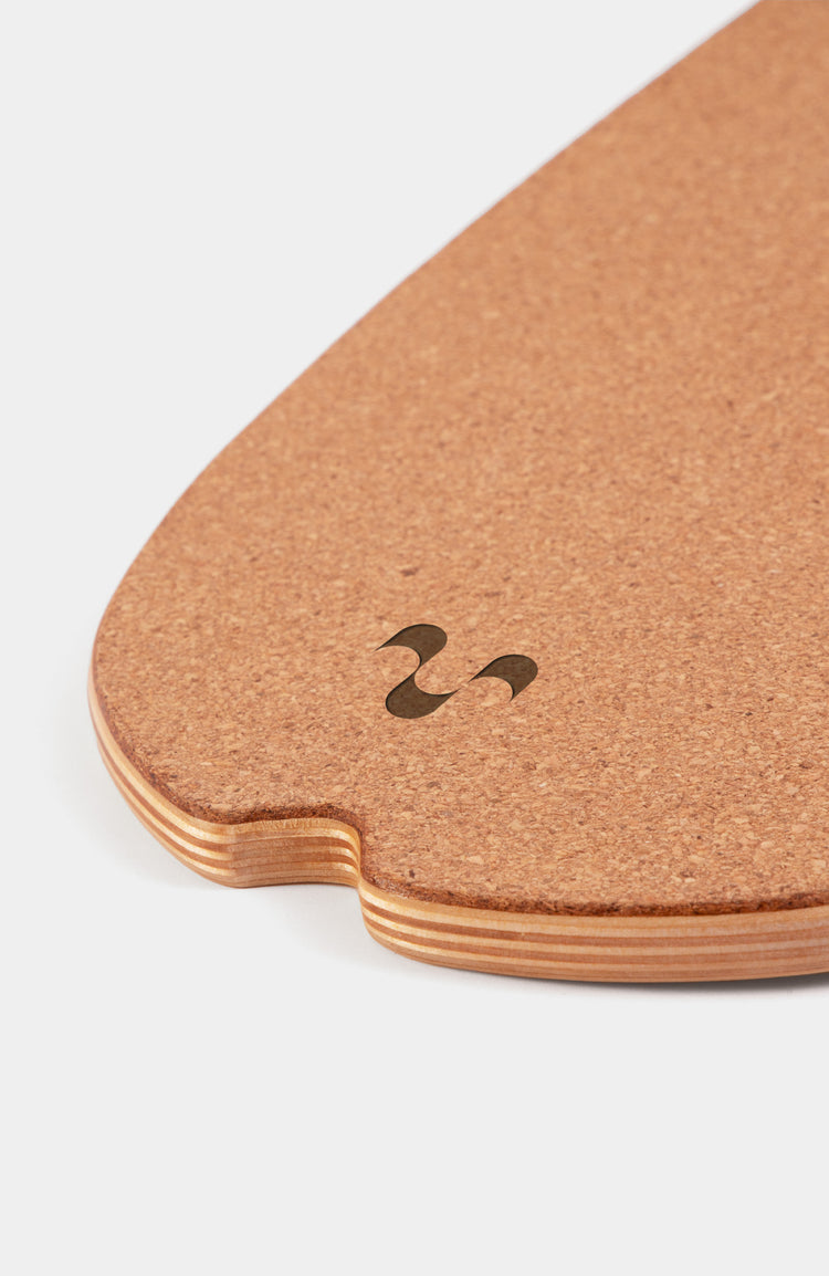 Nahaufnahme vom hinteren teil eines balance boards. mit dezenter Gravur des Markenlogos von ultimate boards