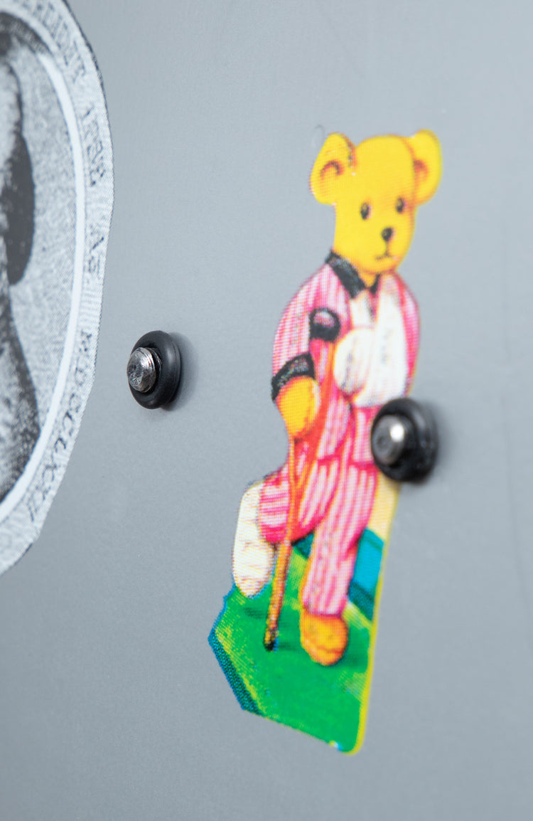 Detail Aufnahme der Skateboard Wandhalterung, Gummiringe und Das Skateboard zu Fixieren.