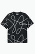 schwarzes t-shirt mit künstlerischem weißem doodle muster. auf weißem Hintergrund fotografiert
