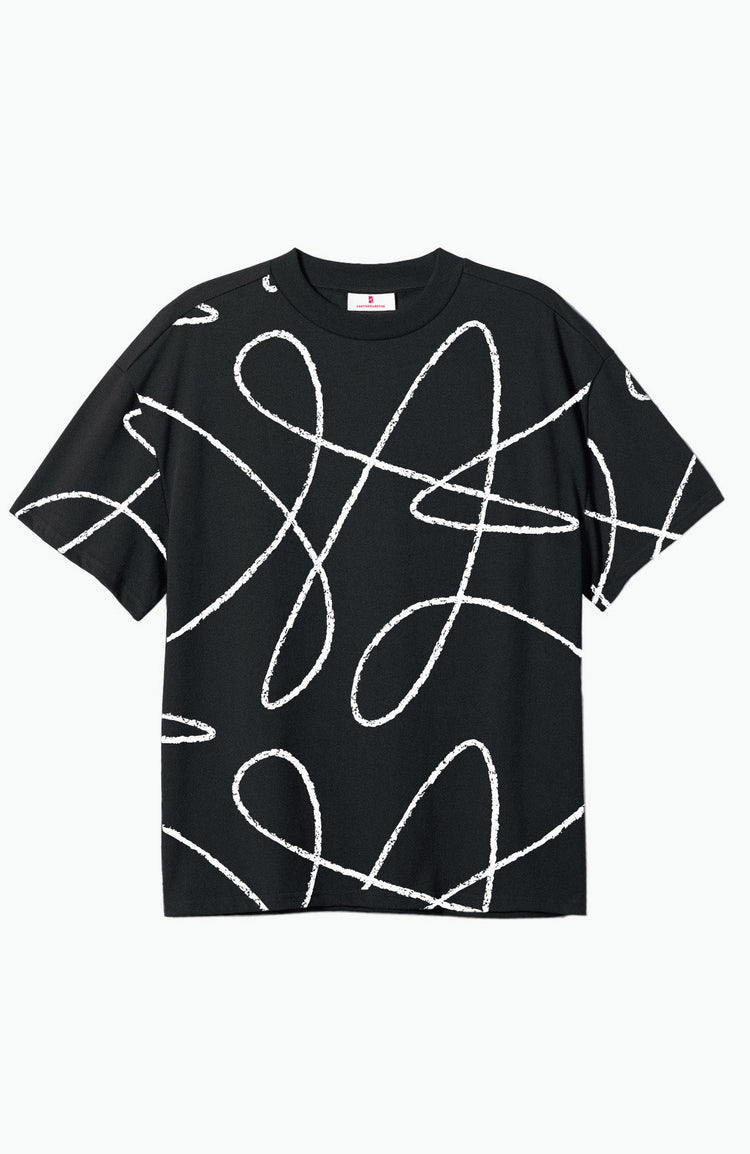 schwarzes t-shirt mit künstlerischem weißem doodle muster. auf weißem Hintergrund fotografiert