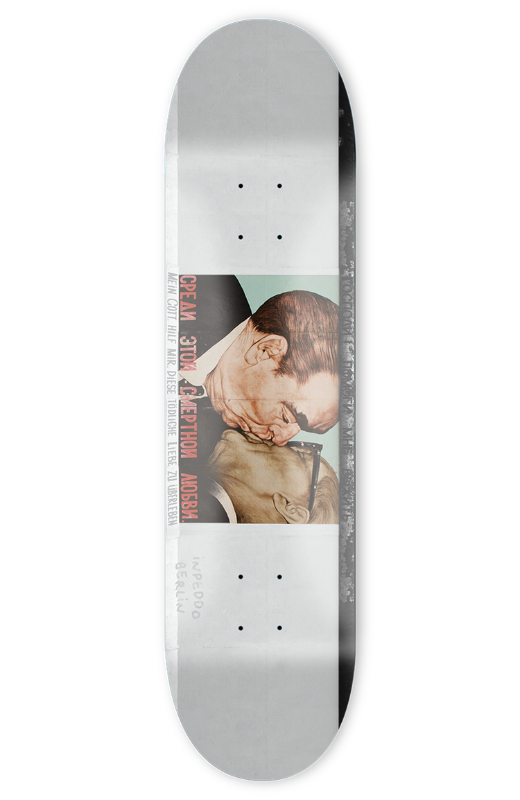 skateboard deck mit dem Sozialistischen Bruderkuss von 1979 als Grafik. Erich Honecker und Leonid Breschnew küssen sich