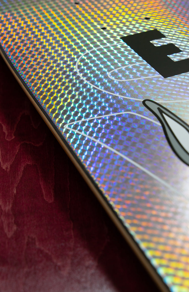 nahaufnahme von einem holographishen skateboard deck