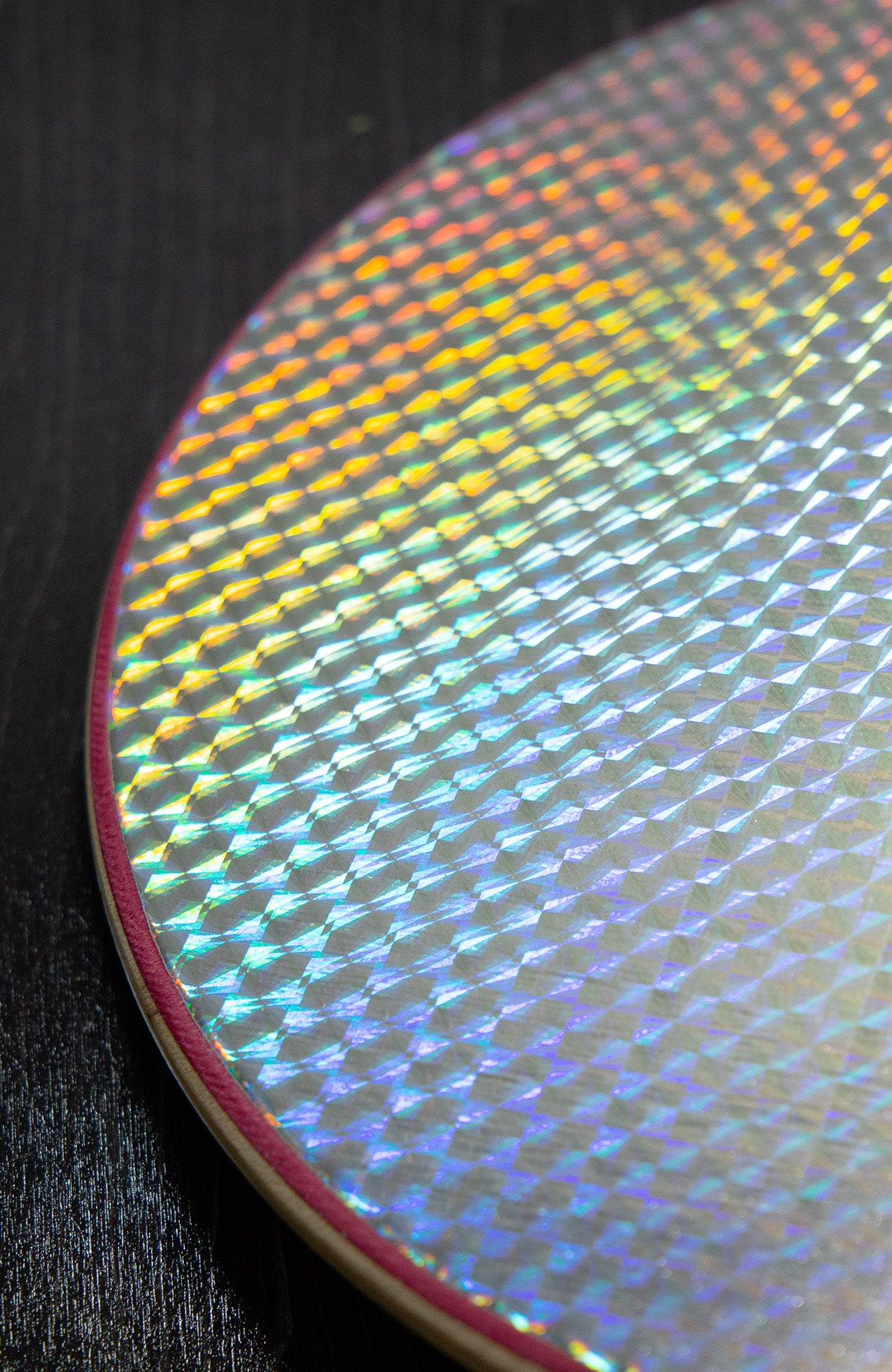 nahaufnahme von einem holographischem skateboard deck