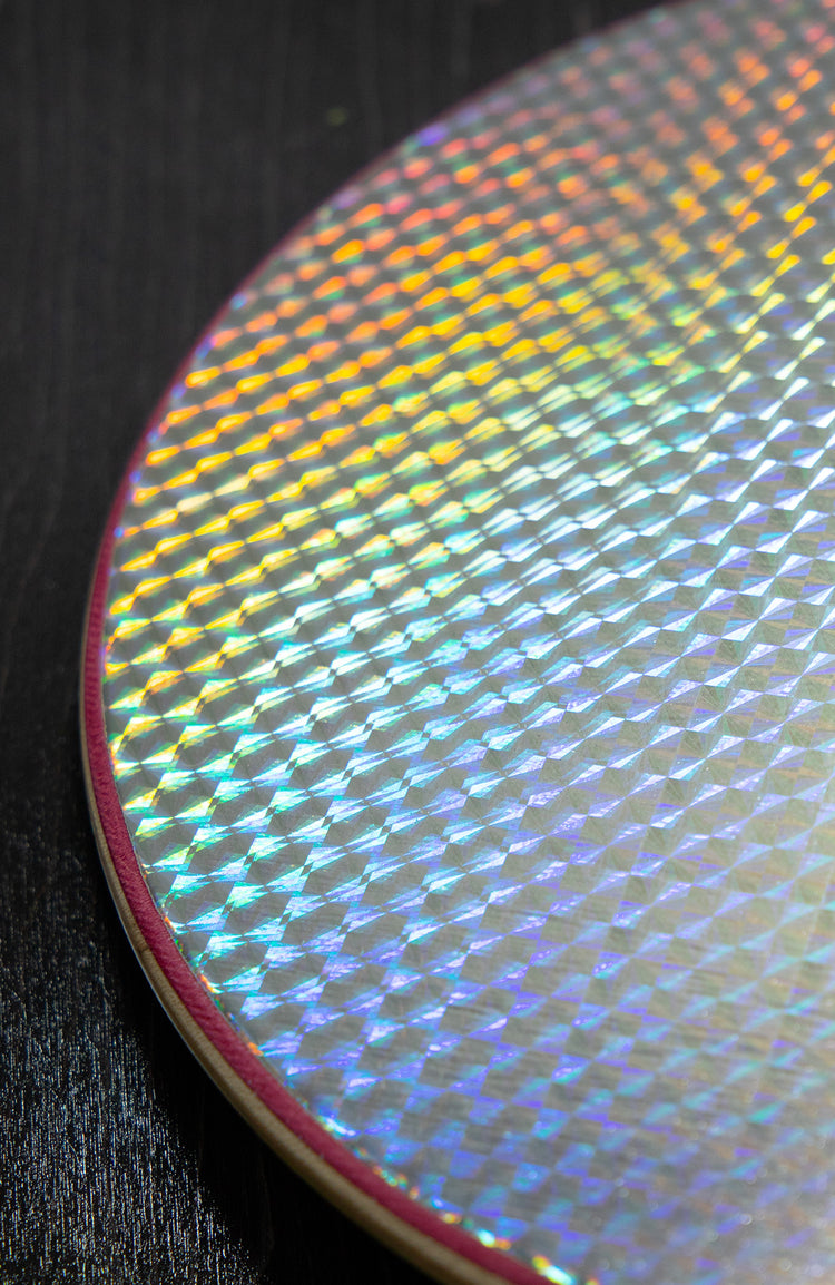 nahaufnahme von einem holographischem skateboard deck