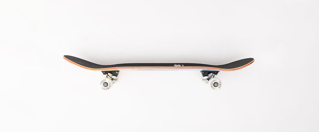 zusammengebautes Skateboard von der Seite von Lousy Livin komplett 