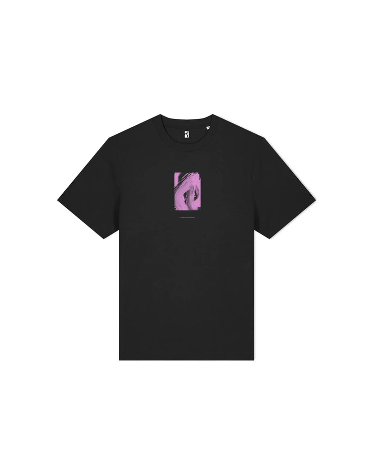 schwarzes t-shirt mit einem abstraktem front print in pink. das tshirt liegt auf einem weißem hintergrund.