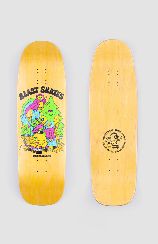 gelbes skateboard deck in der große 9,5 inch - von beiden Seiten abgebildet. auf der Unterseite ein bunter print und schriftzug, auf der Oberseite ein logo-top-print