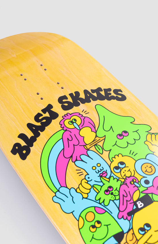 Nahaufnahme von einem gelben skateboard deck mit doppelter wheelbase und bunten, fröhlichen design