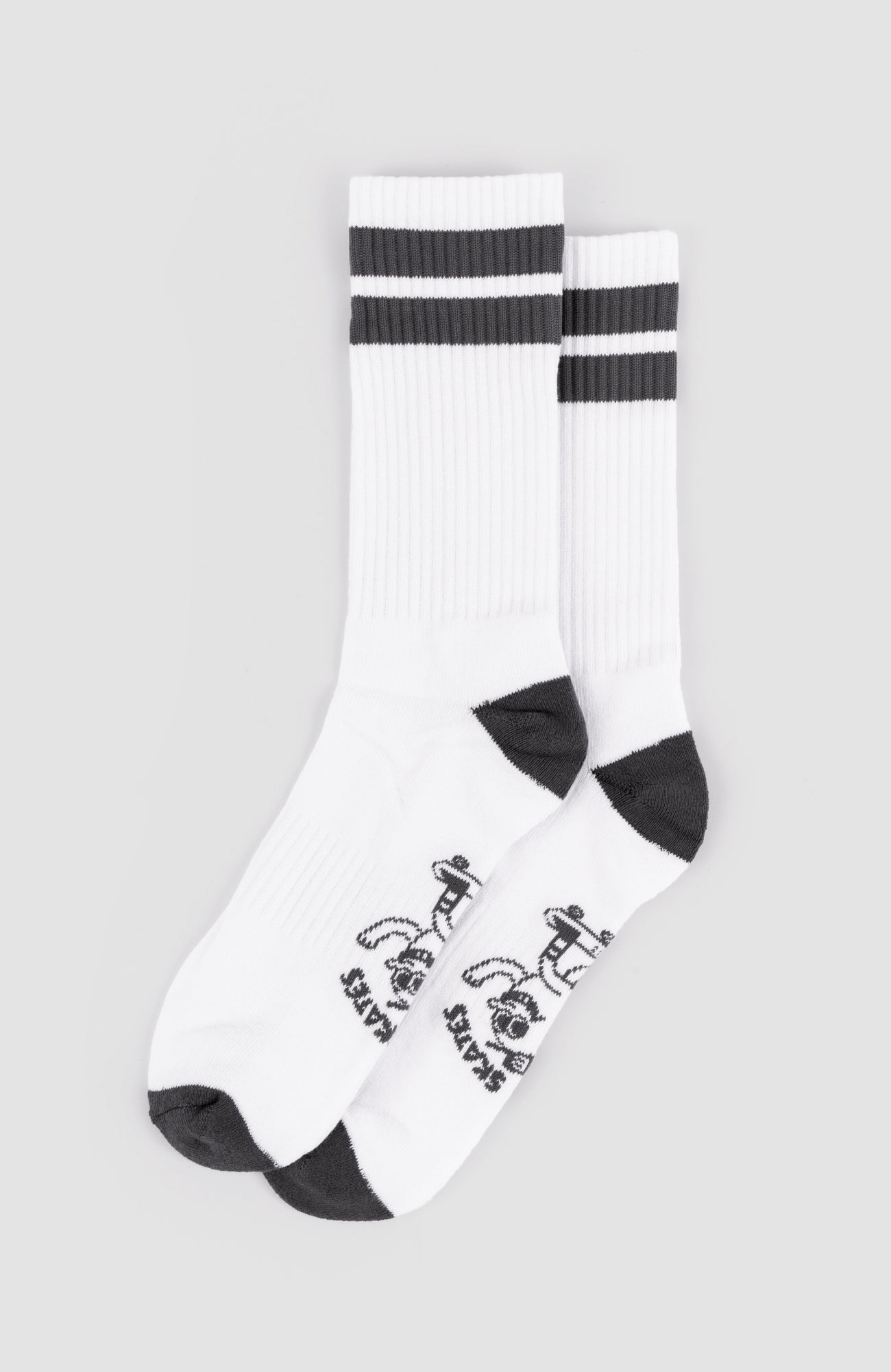 weiß-schwarze sport socken mit blast skates logo unter dem fuß