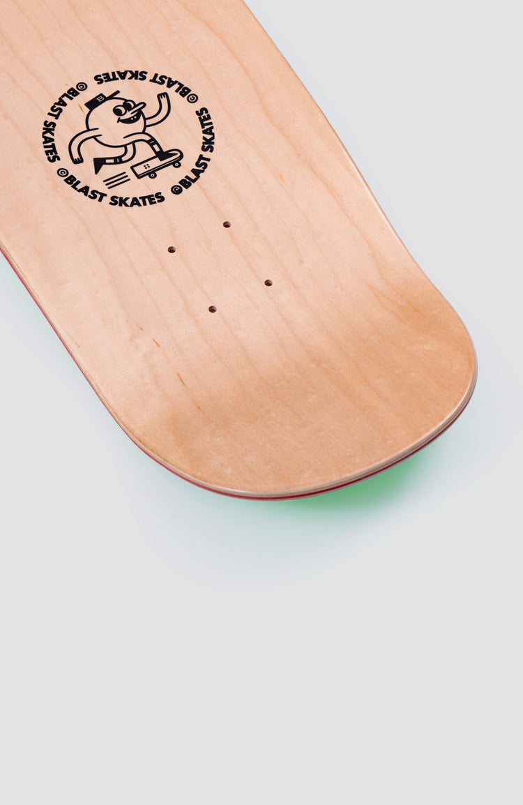 Oberseite von einem ungefärbten holz-skateboard deck. man  sieht das tail und einen blast-skates-logo top print. Nahaufnahme mit weißem Hintergrund 