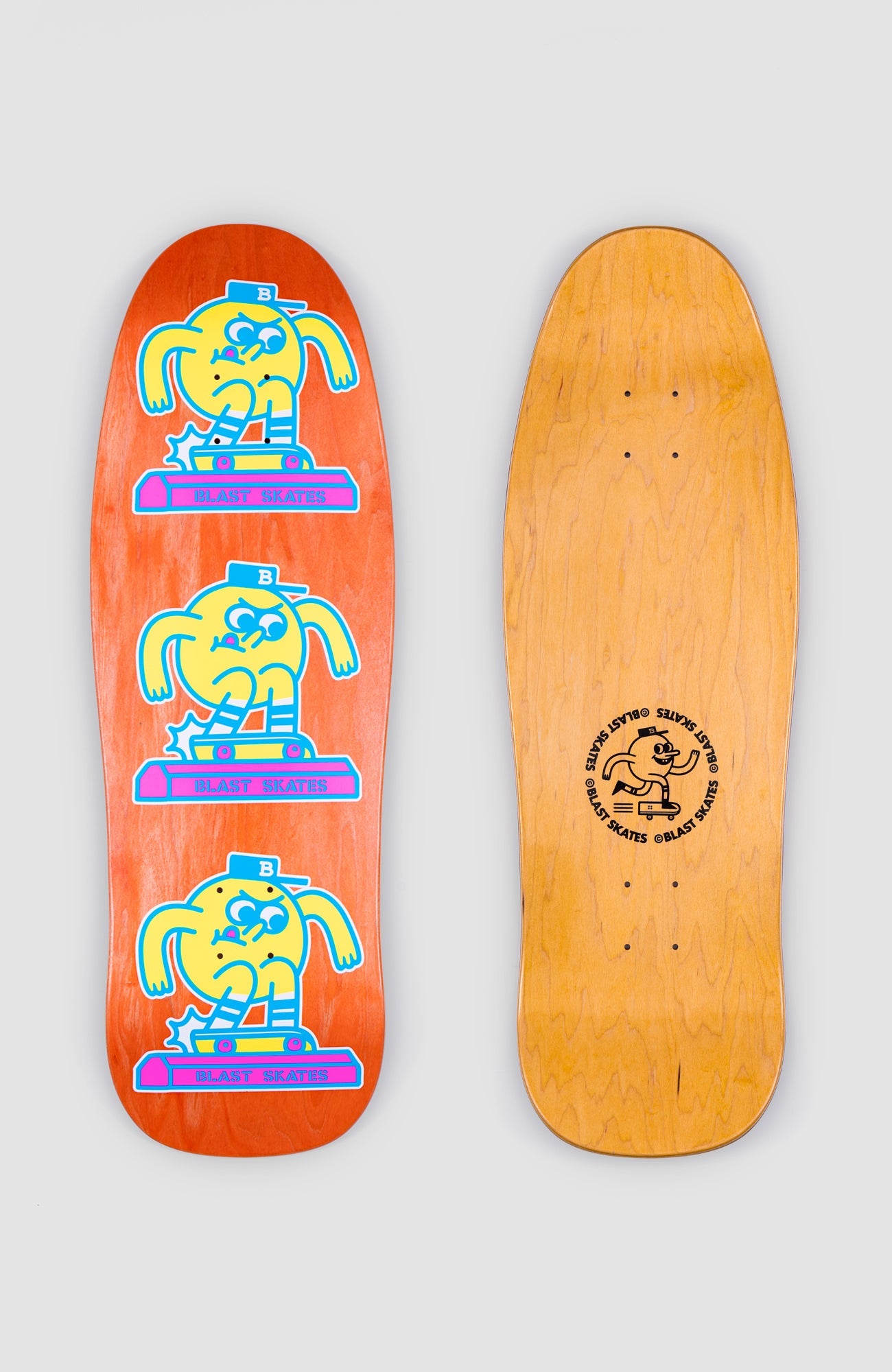 2 breite skateboard decks nebeneinander auf weißem hintergrund fotografiert. auf dem linken deck sieht man 3 Figuren, die mit einem skateboard Grinden. das rechte board liegt mit der Oberseite nach oben und man erkennt darauf das "blast skates" logo