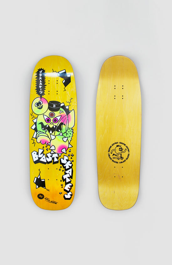 Ober und Unterseite von einem 9.5“ breitem skateboard deck von blast skates. auf der Unterseite ist ein bunter mutant zu sehen. die basis des decks ist gelb eingefärbtes holz mit Natürlicher Maserung. der Hintergrund ist weiß