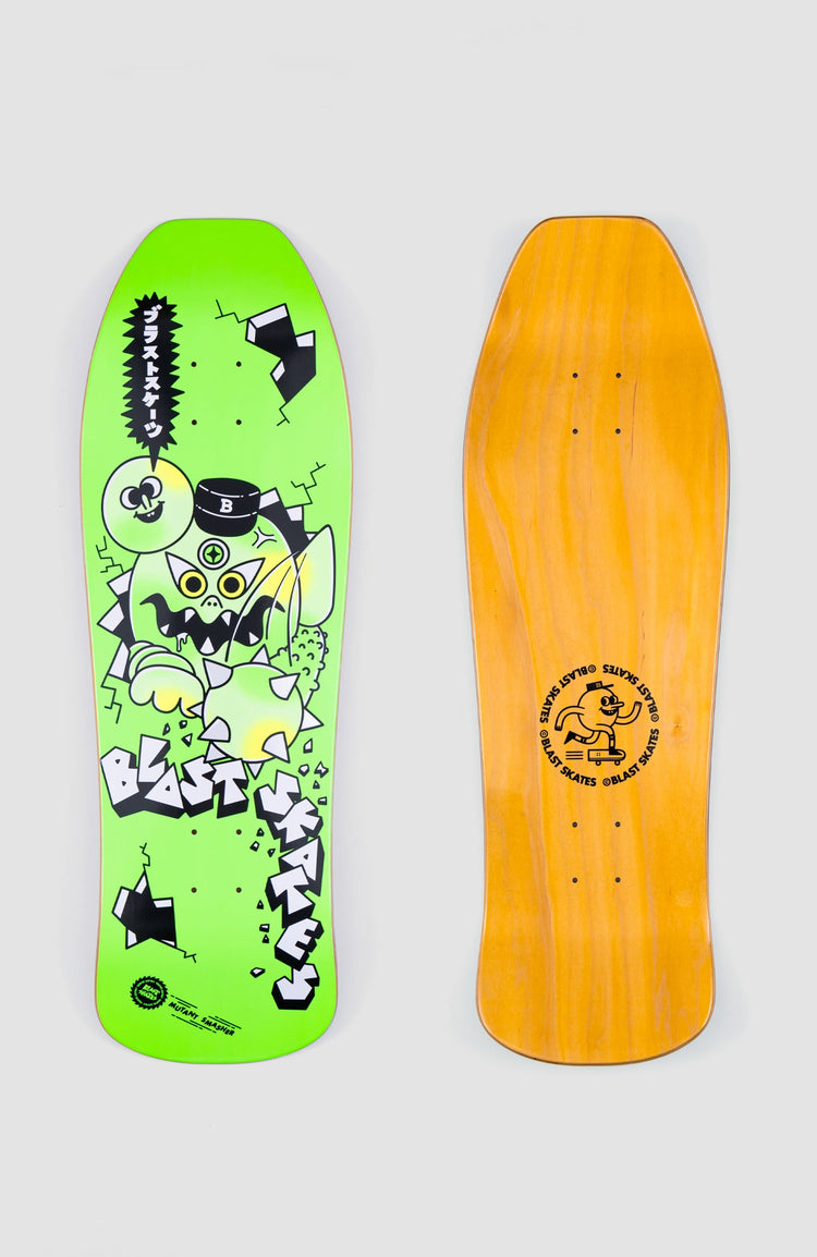 zwei skateboard decks nebeneinander auf weißem hintergrund fotografiert. das linke deck liegt so, dass man das neon grüne design mit einem illustriertem Mutanten sieht, das andere deck liegt so, dass man die gelbe Oberseite mit dem blast skates logo sieht.