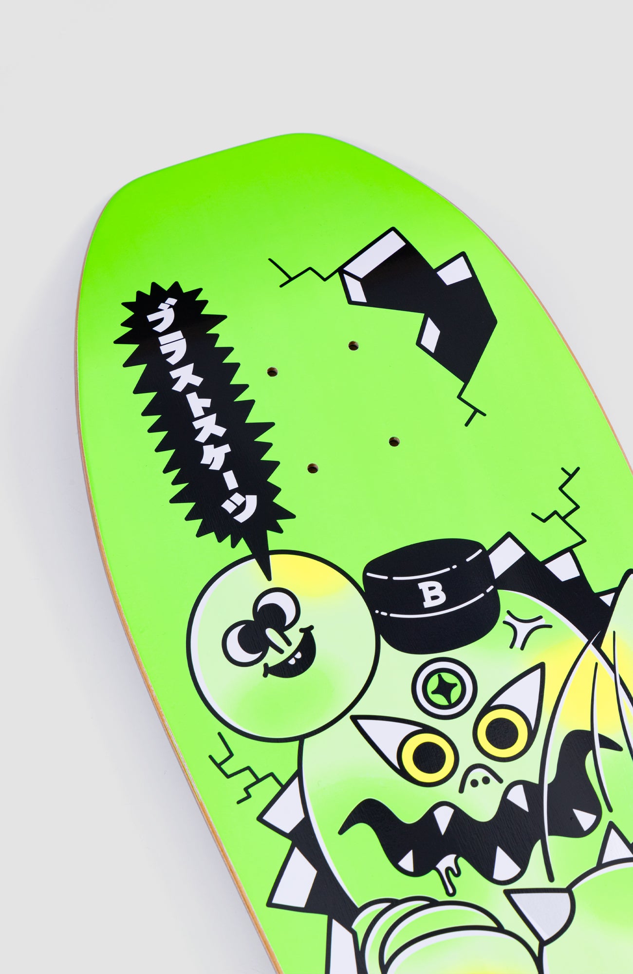 nahaufnahme von der nose eines skateboard decks. es is neon grün, man sieht einen illustrierten mutant. der Hintergrund auf dem das deck liegt ist weiß.