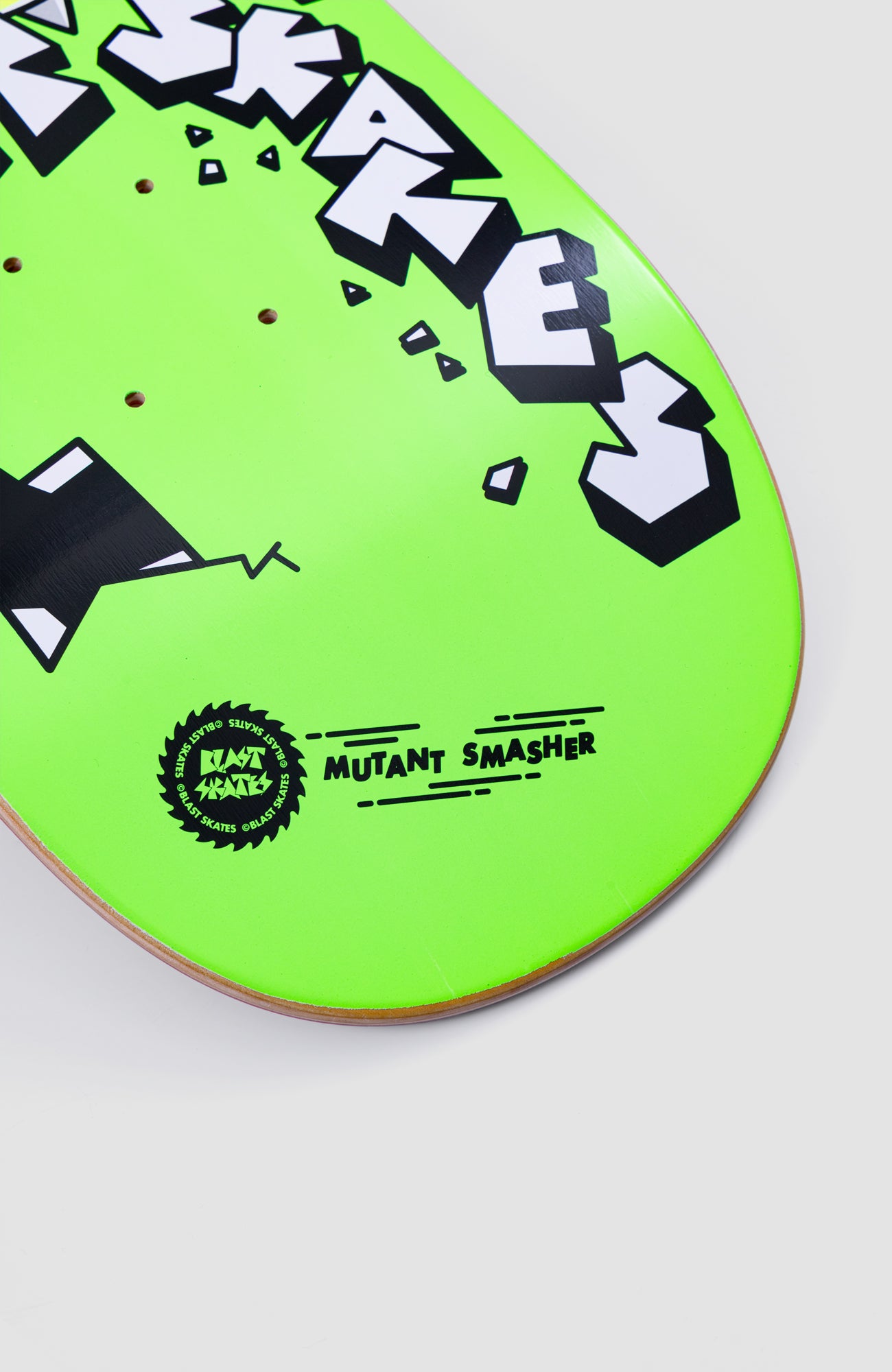 Tail von einem neon grünen skateboard deck. man sieht den schriftzug "mutant-smasher". der Hintergrund ist weiß