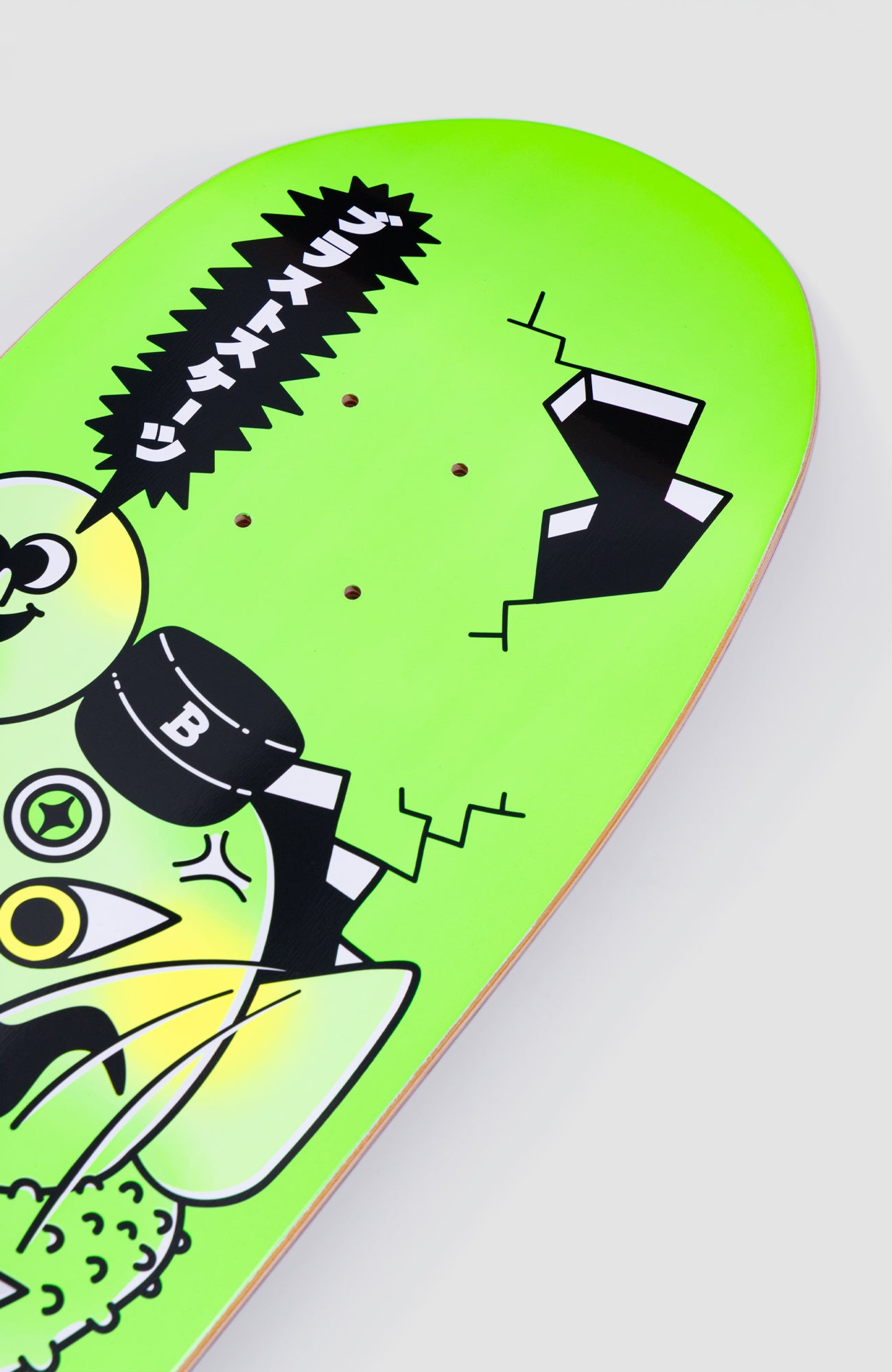 Nahaufnahme von der nose eines neon grünen skateboard decks von der marke blast skates. auf weißem Hintergrund.