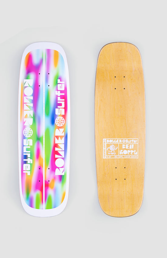 skateboar Deck von oben und unten. die Unterseite ist bunt und auf der linken Seite des Bildes abgebildet, die Oberseite sieht man rechts. auf beiden Seiten gibt es "rollersurfer" Aufschriften im pop-art style