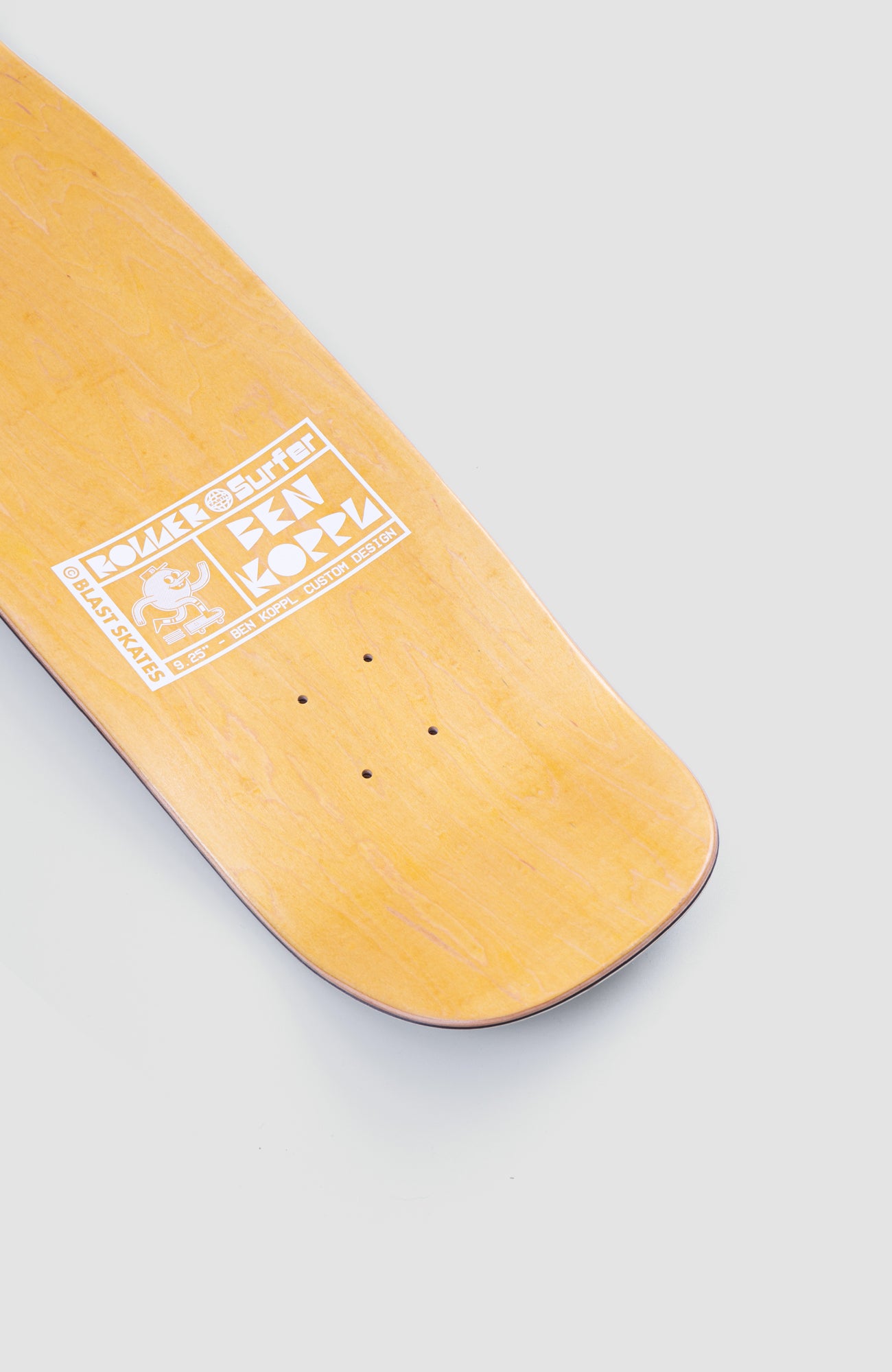 tail von einem breiten, gelben skateboard deck auf weißem Hintergrund fotografiert