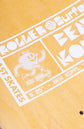 nahaufnahme von dem top print eines gelben skateboard decks. der print ist weiß und Bildet das blast skates logo ab.