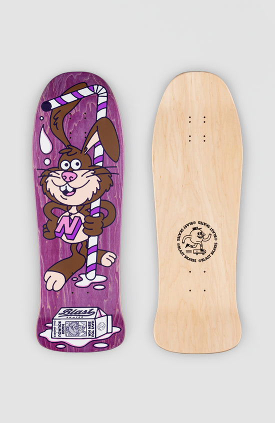 Skateboard deck mit spezieller form. mit einem Hasen der an das nesquick mascot erinnert. man sieht die Ober- und Unterseite nebeneinander auf weißem Hintergrund.