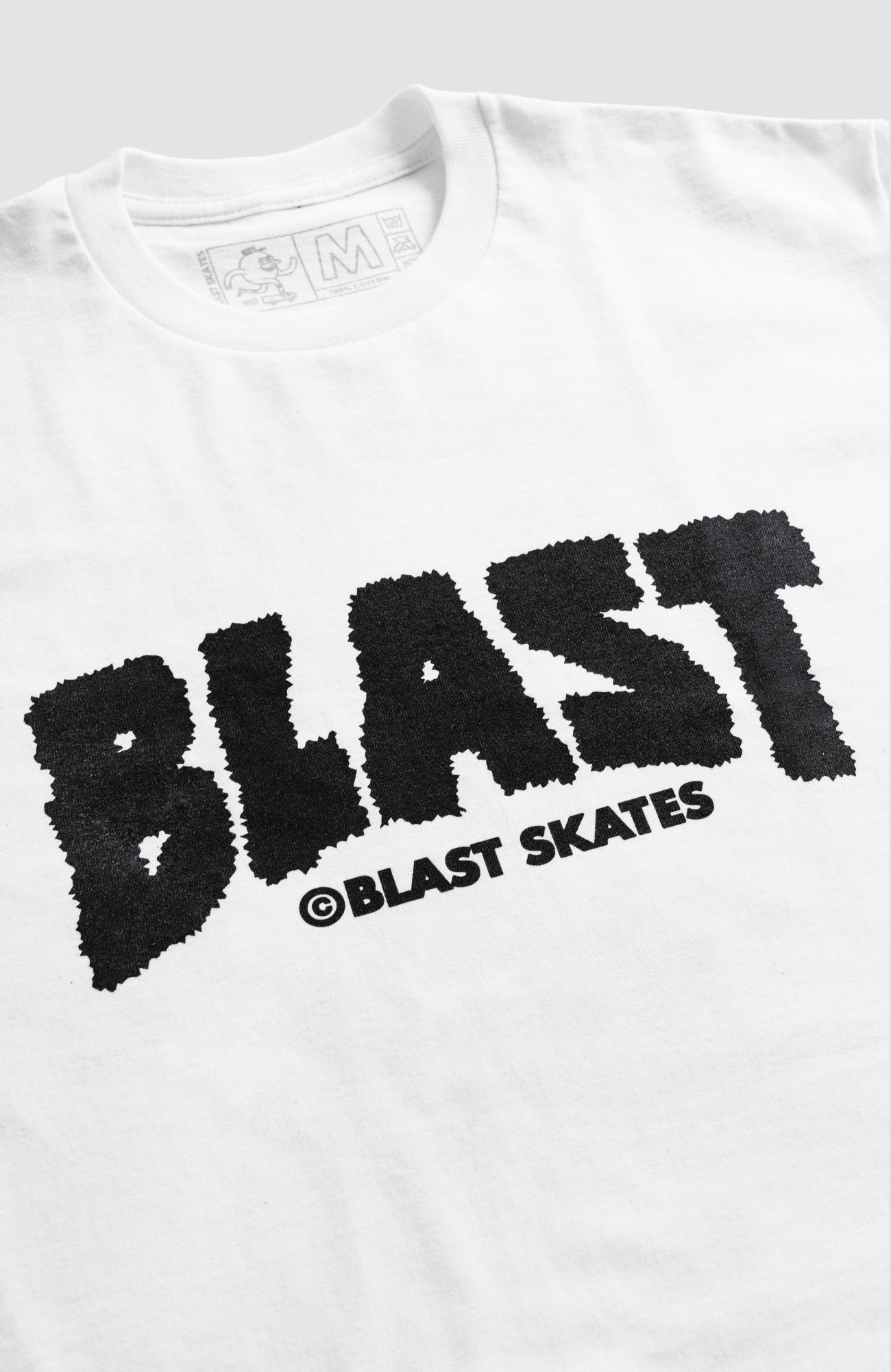 “blast skates“ schriftzug in schwarz auf einem weißem t-shirt