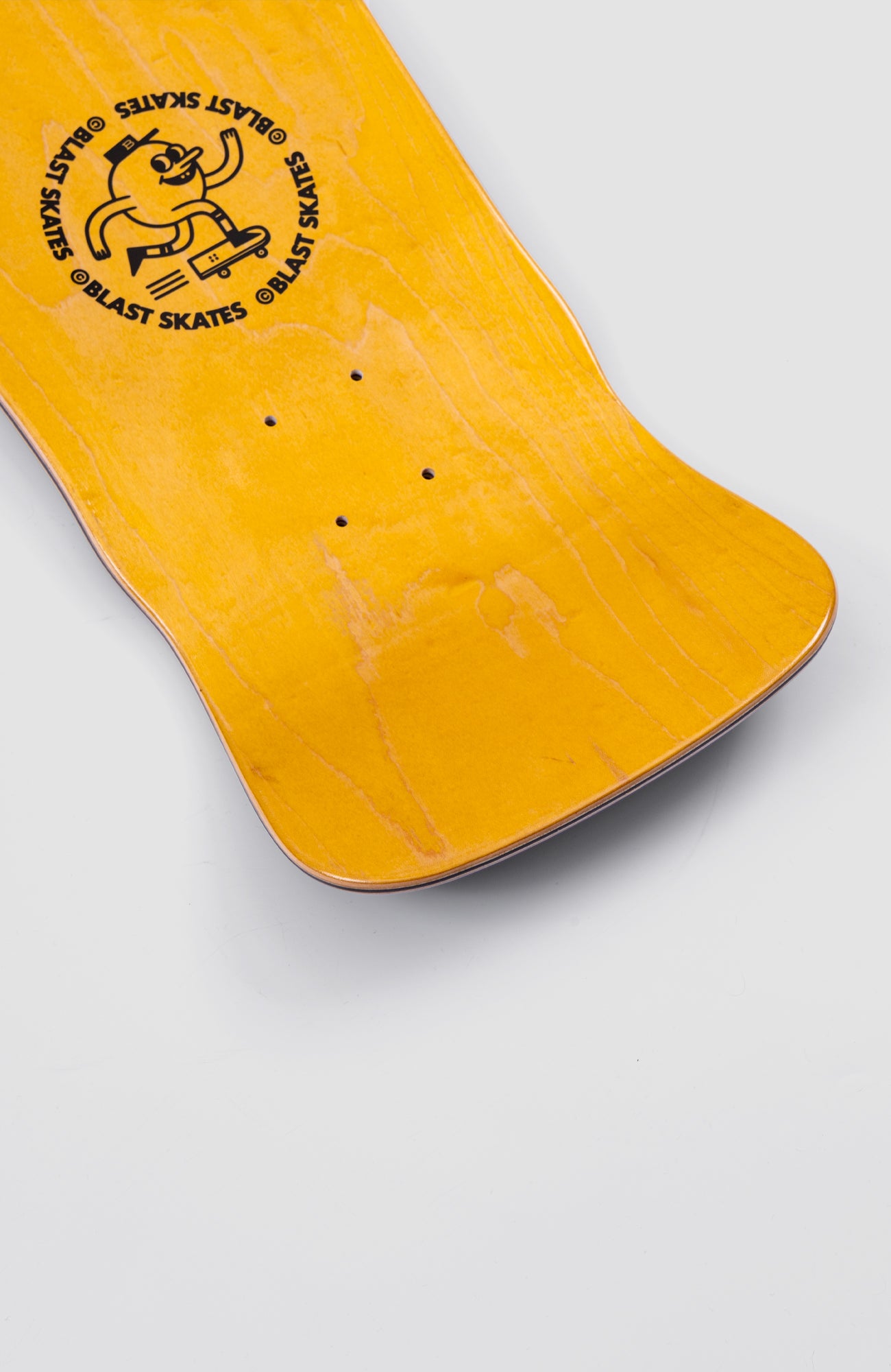 tail von einem gelben, breiten skateboard deck der große 10“ auf weißem Hintergrund 