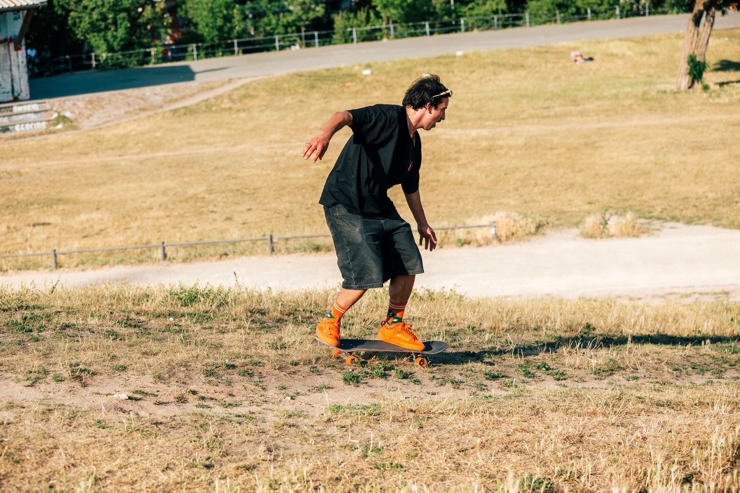 Laden Sie das Video: Unterhaltsames Video über Cruiser Rollen für Skateboards, mit denen man über alle Untergründe fahren kann.