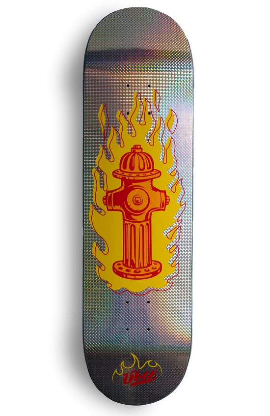 holographisches skateboard deck mit brennendem hydrant abgebildet