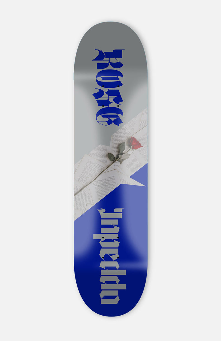  skateboard deck in kräftigem blau, mit einer realistischen rose in der Mitte. daneben steht in der Schrift art "mandinor": "Rose" und "Inpeddo". der Hintergrund ist grau 