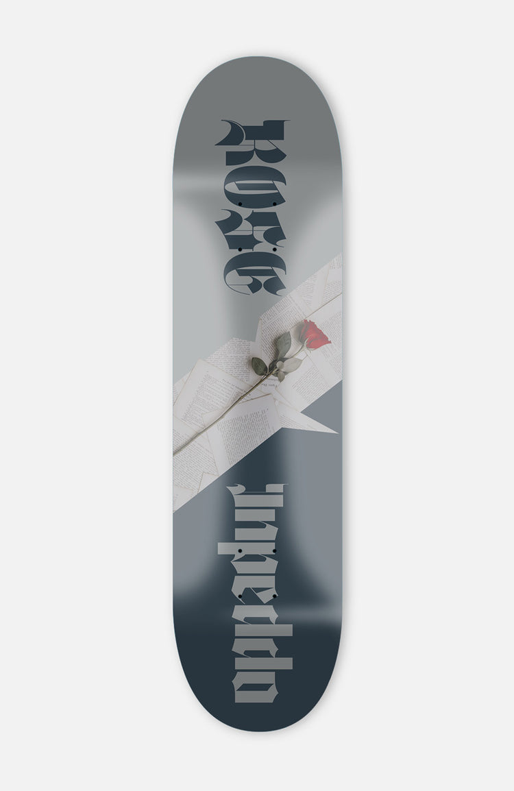 grau-blaues skateboard deck mit einer realistischen rose in der Mitte. daneben steht in der Schrift art "mandinor": "Rose" und "Inpeddo"