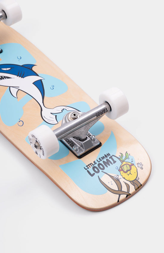 Kinder Skateboard der Marke loomi. Unterwasser Grafik mit Hai